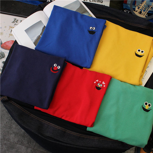 Stílusos női póló O-nyakkal és több színben hímzéssel