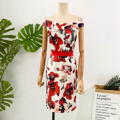 Stílusos női ruha fehér és fekete mintával