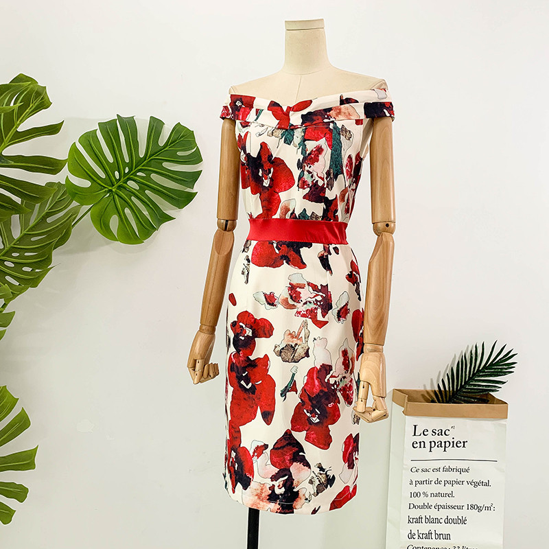 Stílusos női ruha fehér és fekete mintával