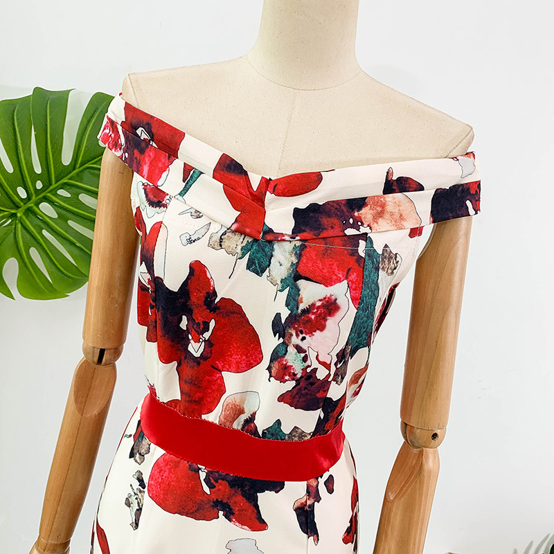 Stílusos női ruha fehér és fekete mintával