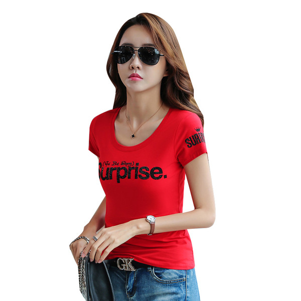 Stílusos női póló fehér, fekete és piros felirattal