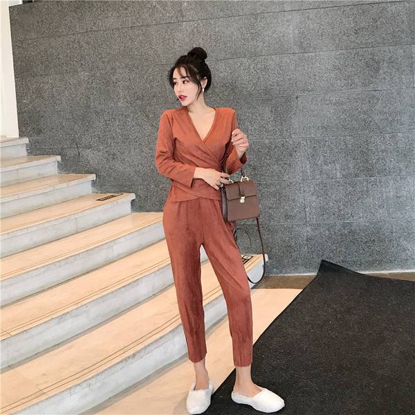 Γυναικεία καθημερινή σειρά μπλούζες και παντελόνι σε δύο χρώματα