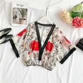 Modern női blúz mély nyakkivágással, több színben