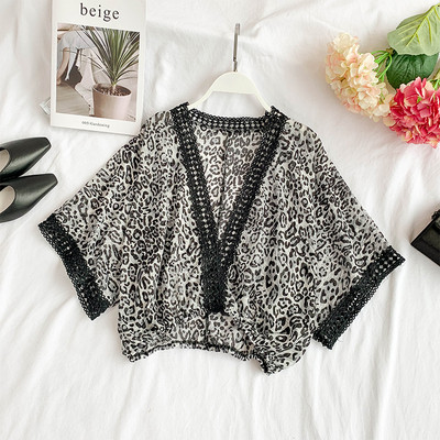 Modern női blúz mély nyakkivágással, több színben