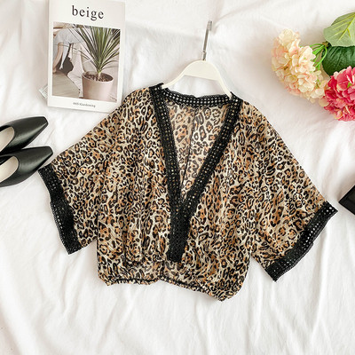 Modern női blúz mély nyakkivágással, több színben