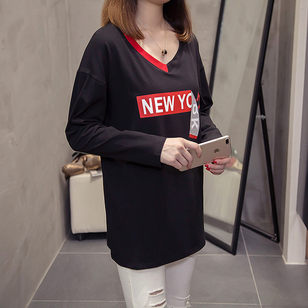 Bluză de damă elegantă, cu inscripție în trei culori