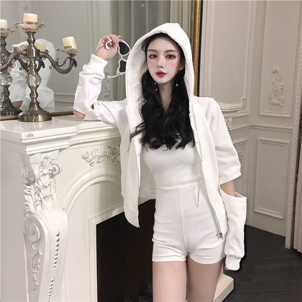 Modern női rövid jumpsuit fehér színben