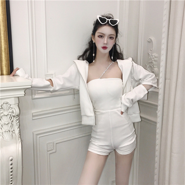 Modern női rövid jumpsuit fehér színben