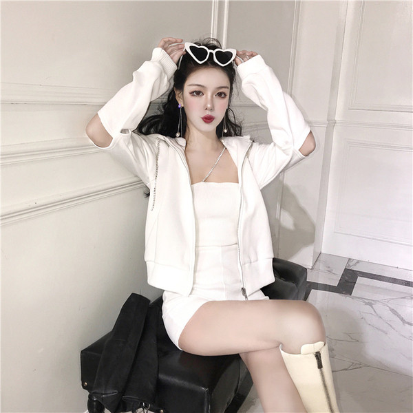 Modern női rövid jumpsuit fehér színben