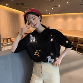 Stílusos női póló két színben hímzéssel