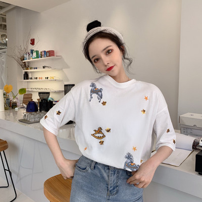 Stílusos női póló két színben hímzéssel