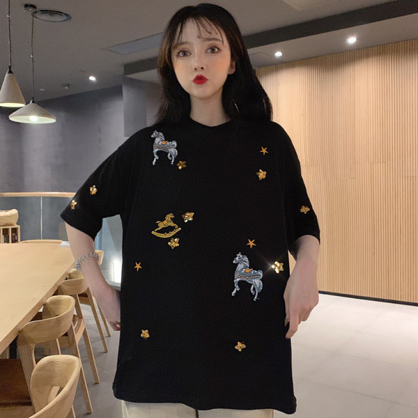 Stílusos női póló két színben hímzéssel