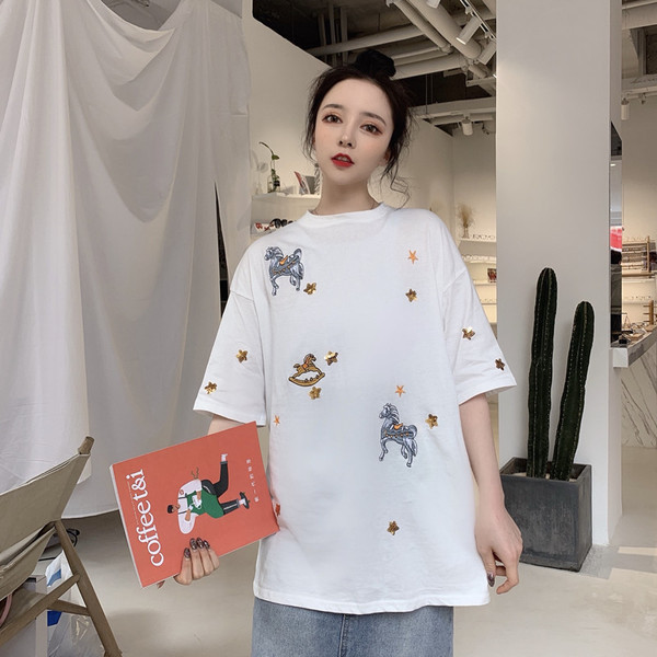 Stílusos női póló két színben hímzéssel