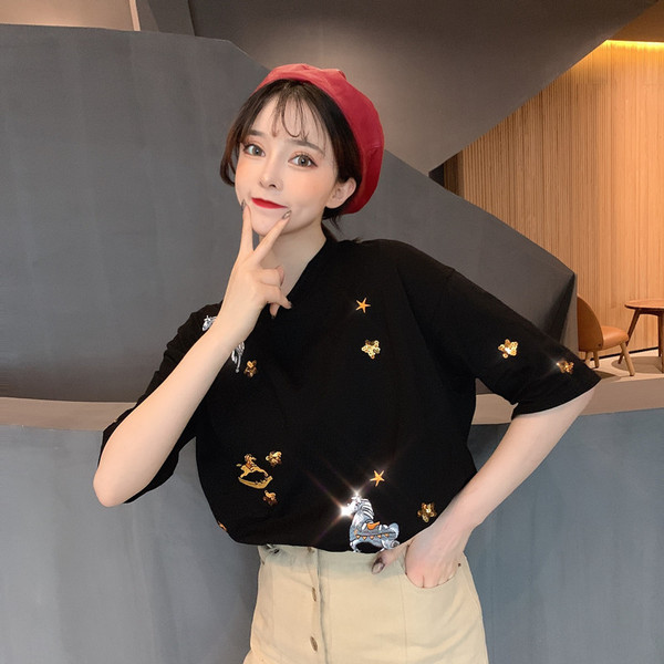 Stílusos női póló két színben hímzéssel