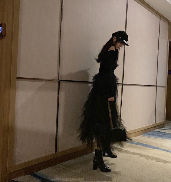 Stílusos női szoknya, fekete tüllrel