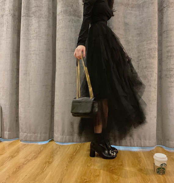 Stílusos női szoknya, fekete tüllrel