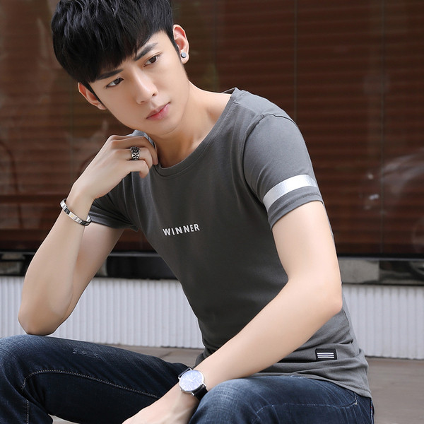 Férfi póló rövid ujjal, fehér és szürke felirattal