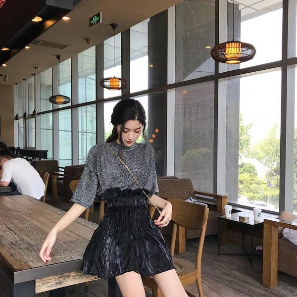 Tricou strălucitor de damă modern de culoare închisă