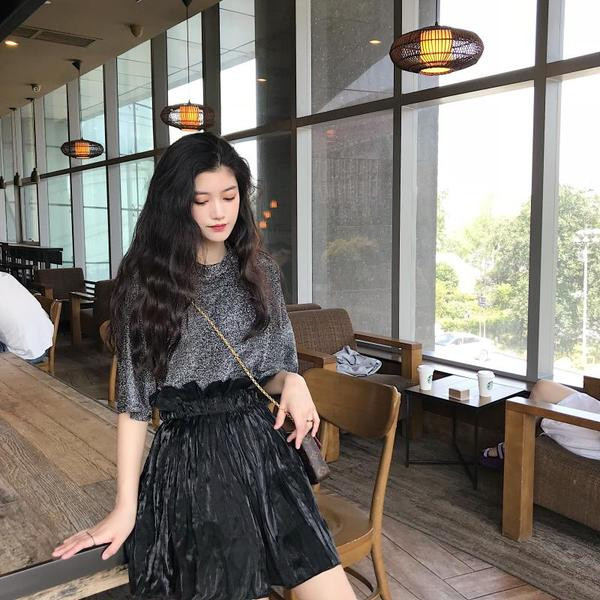 Tricou strălucitor de damă modern de culoare închisă