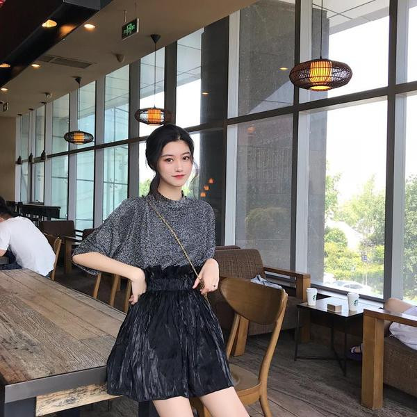 Tricou strălucitor de damă modern de culoare închisă