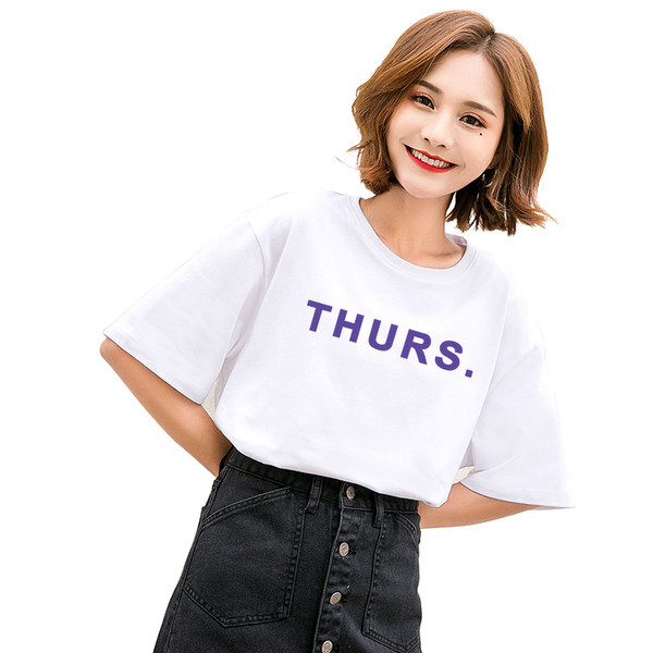 Κομψή γυναικεία μπλούζα με τετράχρωμη επιγραφή