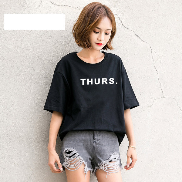 Κομψή γυναικεία μπλούζα με τετράχρωμη επιγραφή