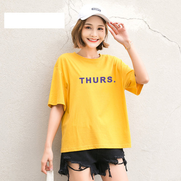 Κομψή γυναικεία μπλούζα με τετράχρωμη επιγραφή