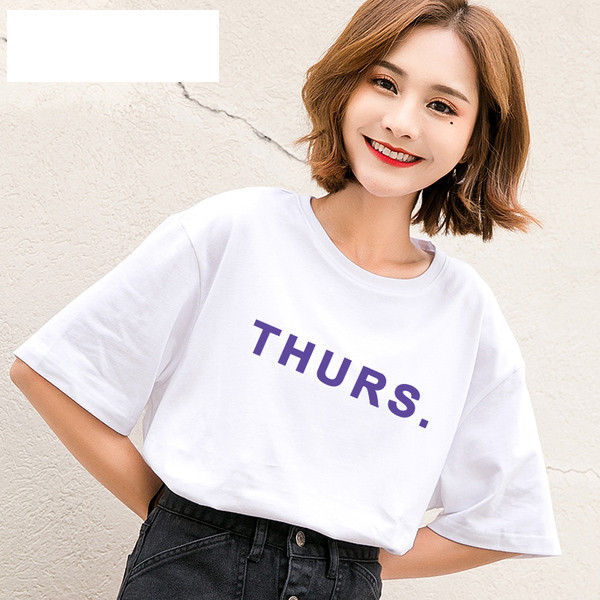 Κομψή γυναικεία μπλούζα με τετράχρωμη επιγραφή