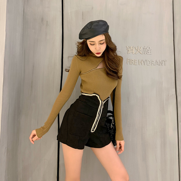 Стилен дамски къс панталон в черен цвят с висока талия и цип