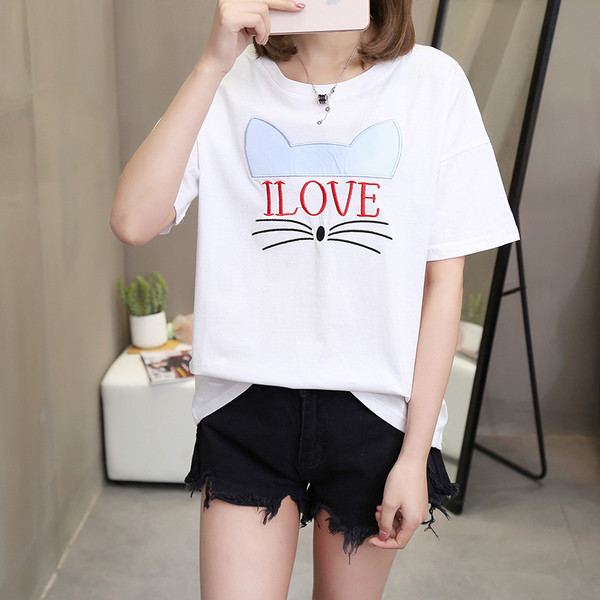 Tricou elegant de damă cu broderie și inscripție în trei culori