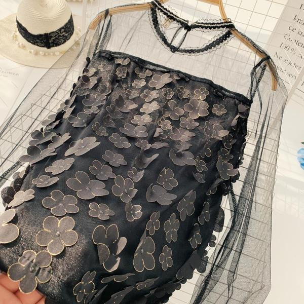 Bluză de damă elegantă cu mâneci transparente în alb-negru