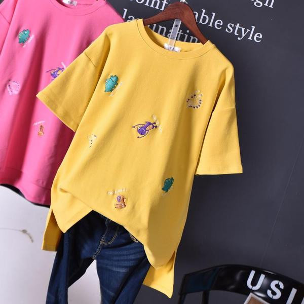 Stílusos női blúz rövid ujjal és hímzéssel