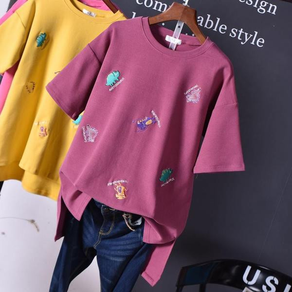 Stílusos női blúz rövid ujjal és hímzéssel