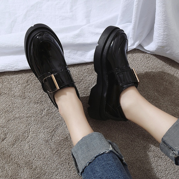 Pantofi moderni de dama cu catarama in doua culori