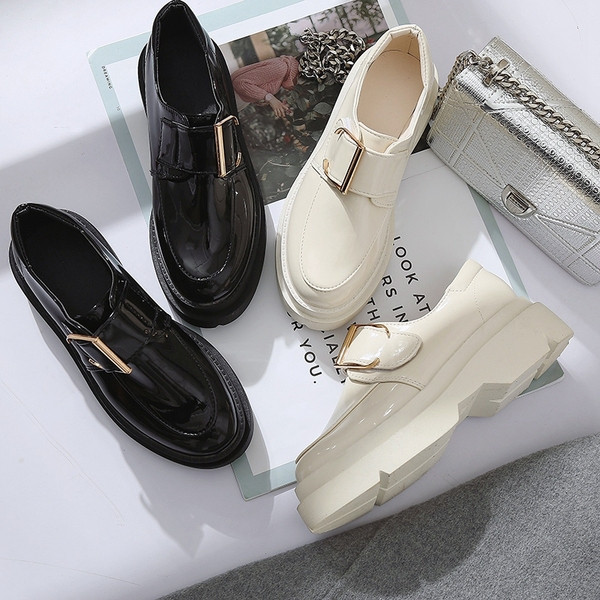 Pantofi moderni de dama cu catarama in doua culori