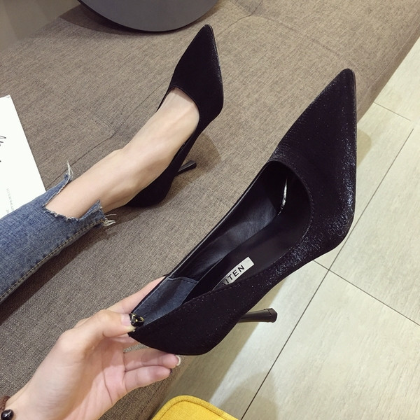 Stílusos női cipő magassarkúval, öt színben