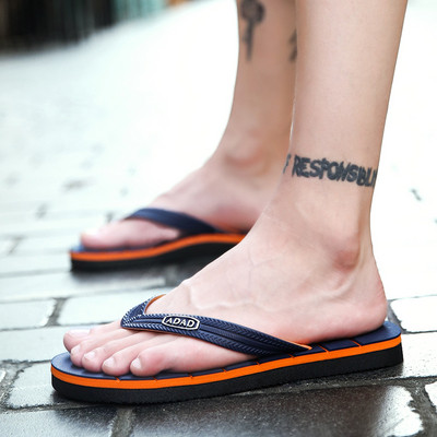 Modern férfi papucs három színben, emblémával