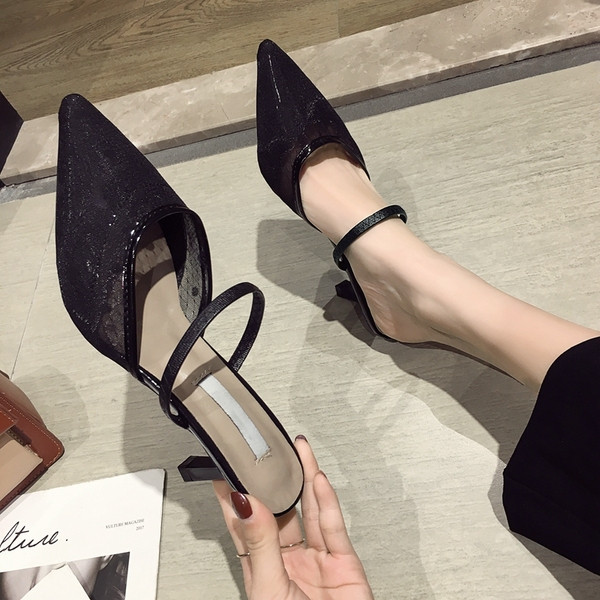 Modern női szandál vékony sarokkal fekete és bézs színben