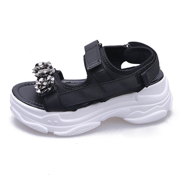 Modern női szandál durva talppal, két színben, fém elemmel