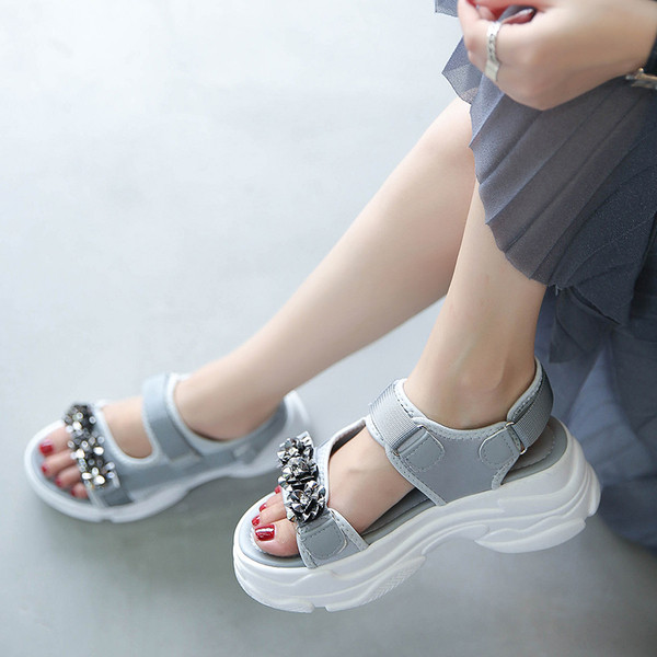 Modern női szandál durva talppal, két színben, fém elemmel