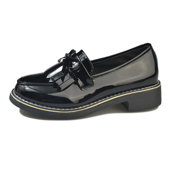 Aktuális női cipő szalaggal, két színben