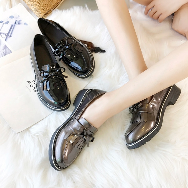 Aktuális női cipő szalaggal, két színben