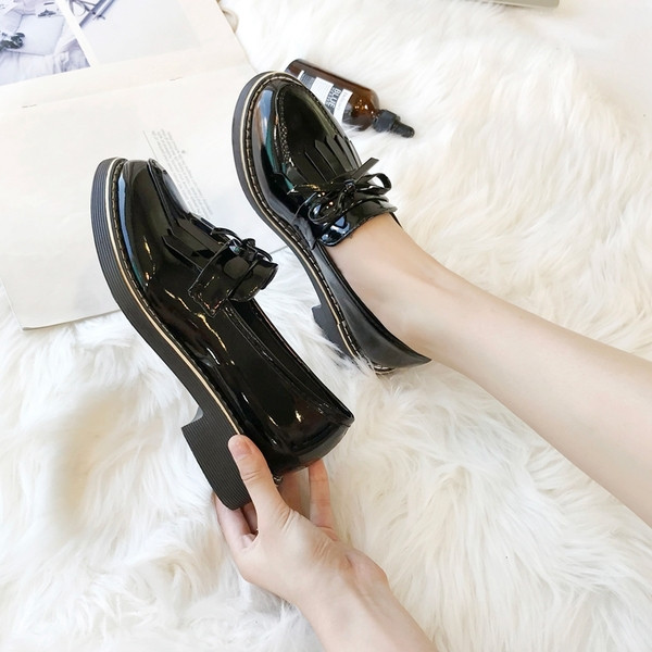 Aktuális női cipő szalaggal, két színben