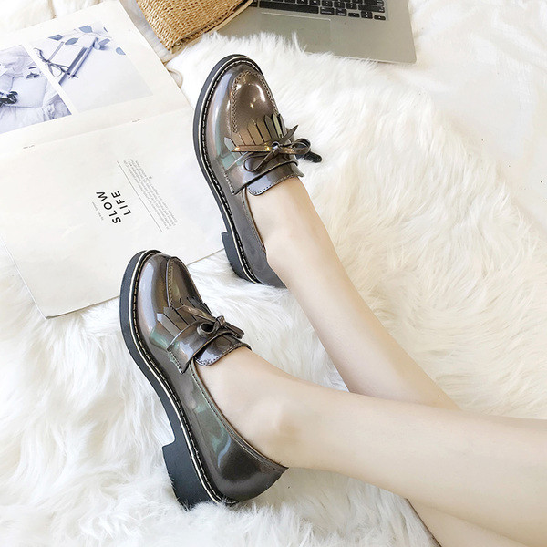 Aktuális női cipő szalaggal, két színben