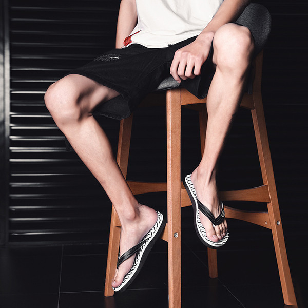 Modern férfi papucs két színben, emblémával