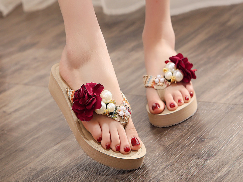 Papuci moderni pentru femei - două modele