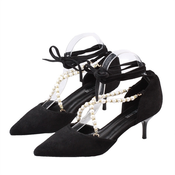 Női cipő gyöngyökkel és fűzővel fekete és bézs színben