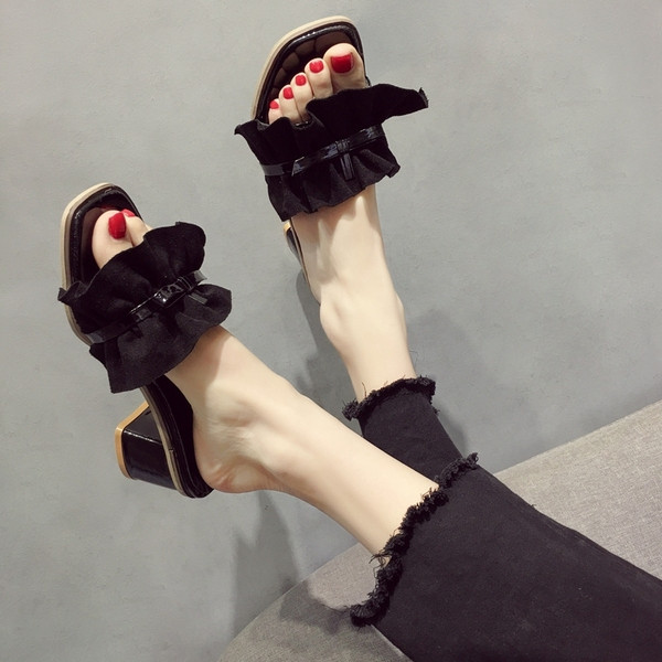 Stílusos női papucs vastag sarkú fekete és bézs színben