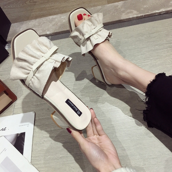 Stílusos női papucs vastag sarkú fekete és bézs színben