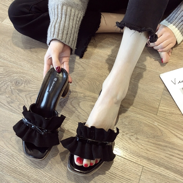 Stílusos női papucs vastag sarkú fekete és bézs színben